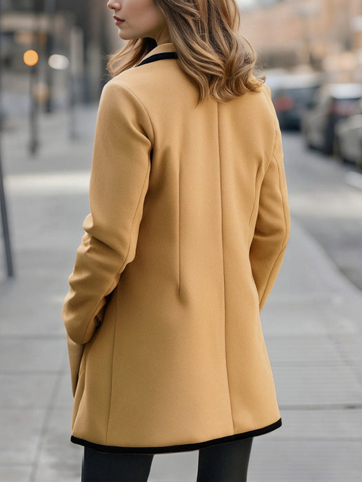 Raffineret damefrakke med kontrasterende finish – Elegant og tidløs