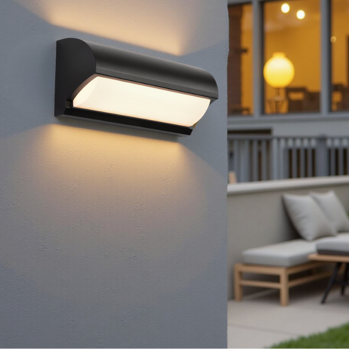Moderne LED væglampe til udendørs brug med kompakt design og varmt stemningslys