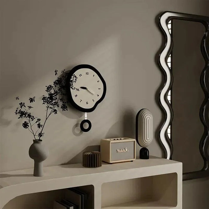 Moderne Design Wandklok met Organische Vorm en Stil Uurwerk