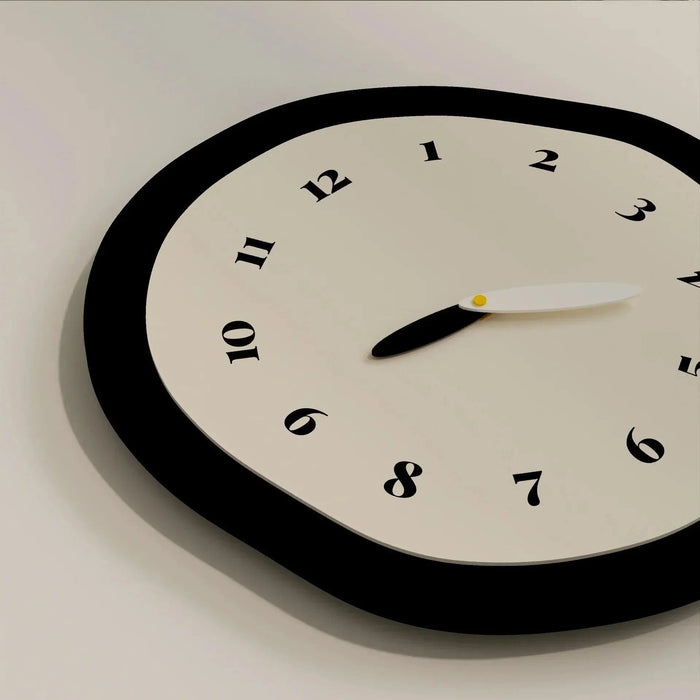 Moderne Design Wandklok met Organische Vorm en Stil Uurwerk