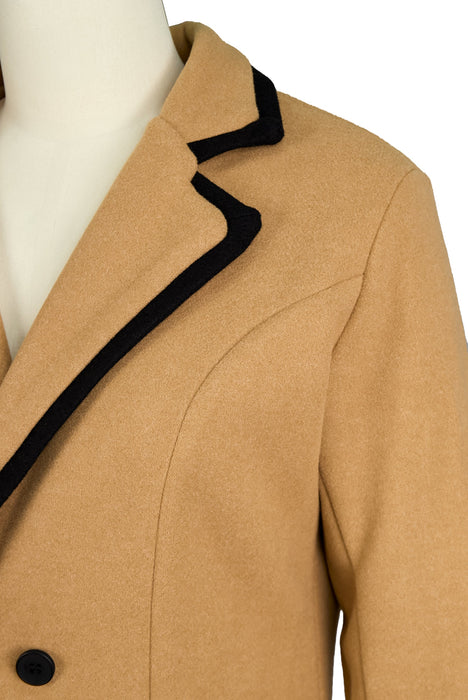 Raffineret damefrakke med kontrasterende finish – Elegant og tidløs