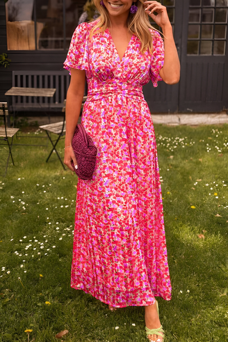 Maximekko V-kaula-aukkolla ja kukkakuosilla eleganttiin kesälookiin