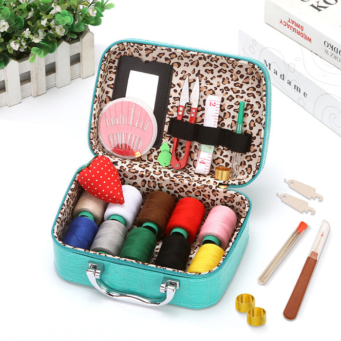 Komplet, bærbart sysæt i luksuriøst kunstlæderetui – kompakt og praktisk