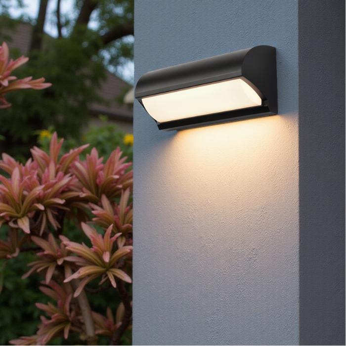 Moderne LED væglampe til udendørs brug med kompakt design og varmt stemningslys