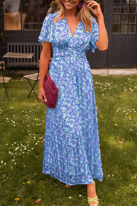 Maximekko V-kaula-aukkolla ja kukkakuosilla eleganttiin kesälookiin
