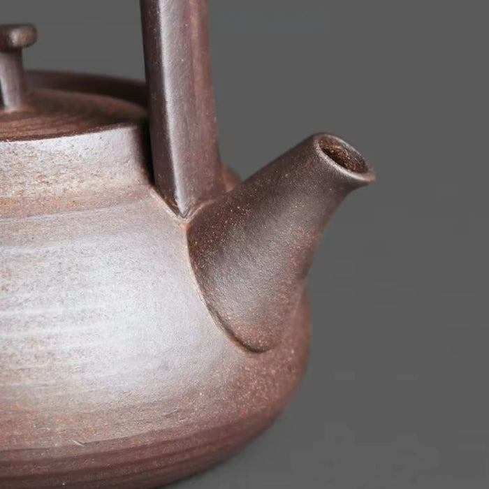 Keraaminen teepannu lämpöpidikkeellä rauhoittaviin teehetkiin kotona