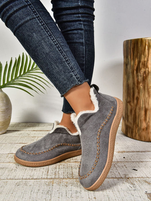 Mukavat tohvelit naisille lämpimällä vuorella ja slip-on-mallilla