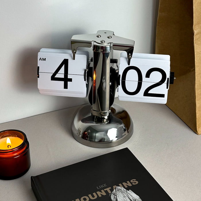 Vintage Flip Klok met Automatisch Omslaand Mechanisme – Stijlvol Tafelmodel