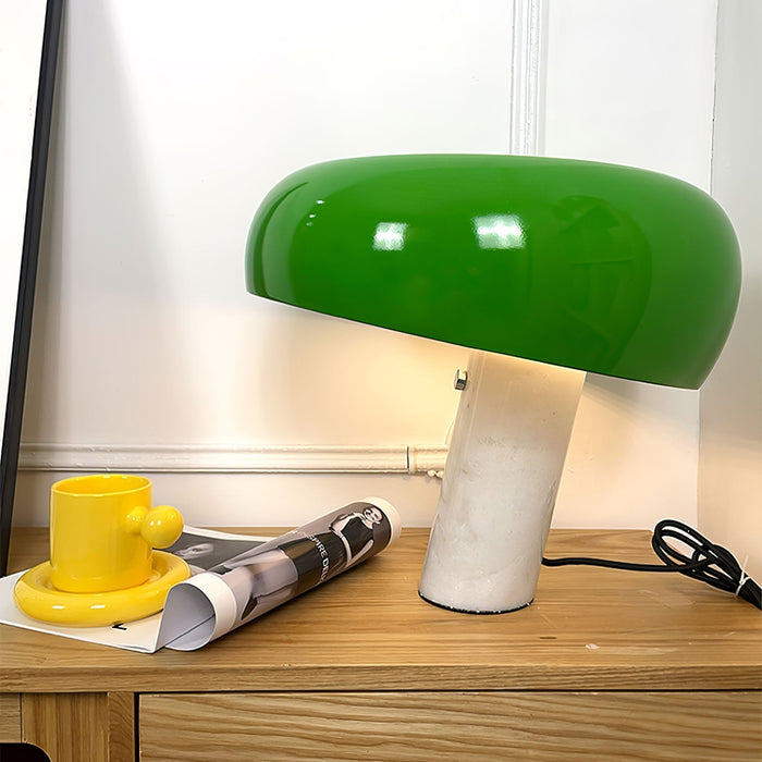 Moderni design-pöytävalaisin marmorijalalla ja puolipyöreällä varjostimella