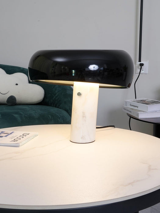 Moderni design-pöytävalaisin marmorijalalla ja puolipyöreällä varjostimella