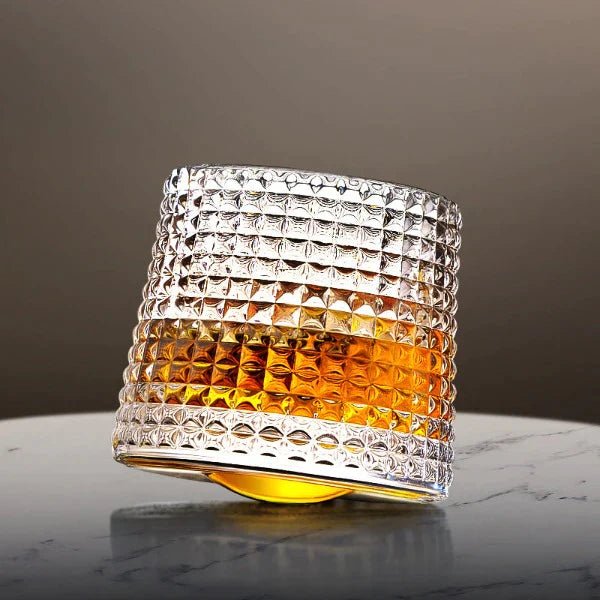 Roterande whiskeyglas i kristallglas med geometrisk design