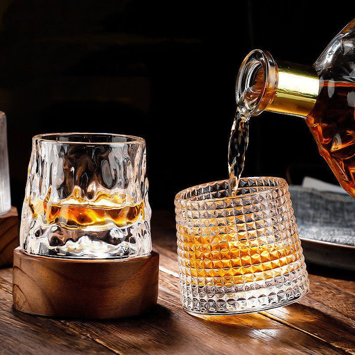 Roterande whiskeyglas i kristallglas med geometrisk design