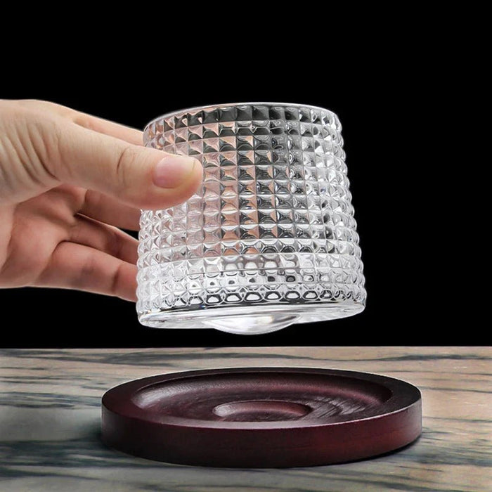 Roterande whiskeyglas i kristallglas med geometrisk design