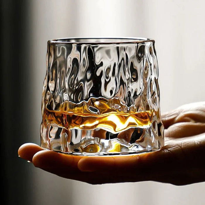 Roterande whiskeyglas i kristallglas med geometrisk design