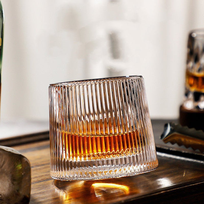 Roterande whiskeyglas i kristallglas med geometrisk design