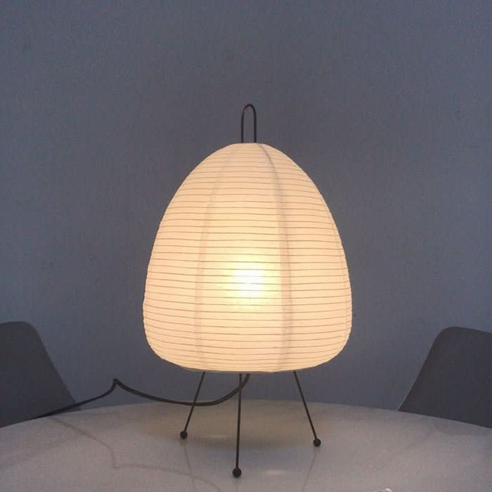 Pöytälamppu reispaperivarjostimella ja japanilaisvaikutteisella designilla