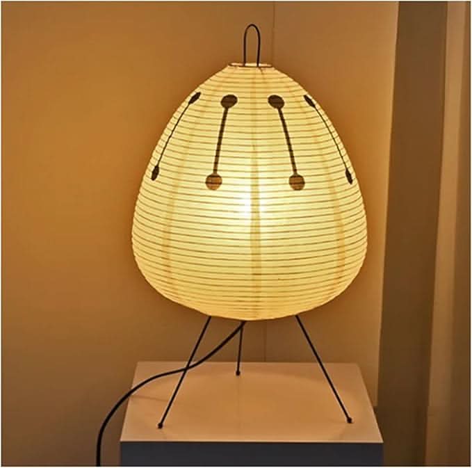 Pöytälamppu reispaperivarjostimella ja japanilaisvaikutteisella designilla