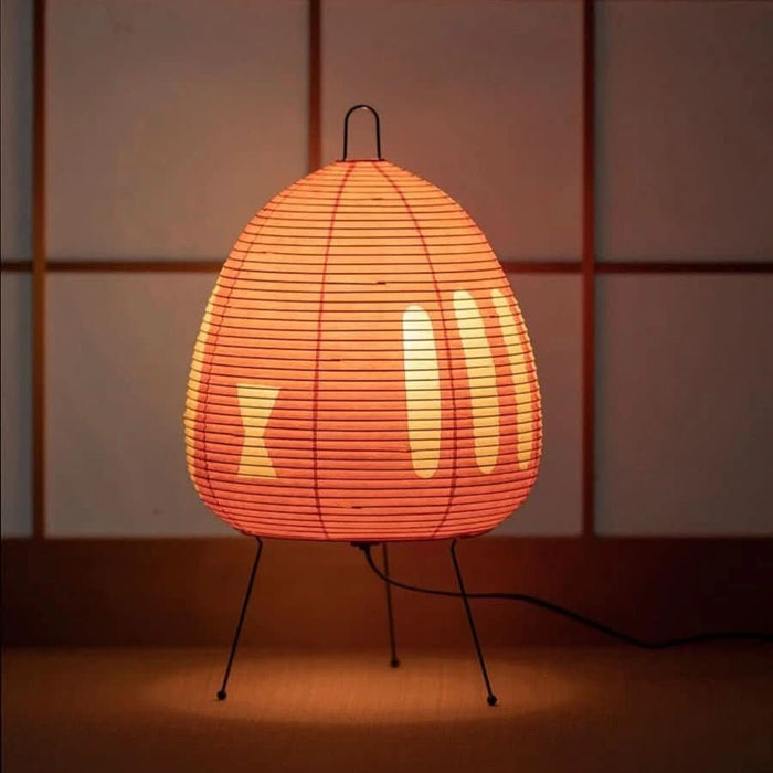 Pöytälamppu reispaperivarjostimella ja japanilaisvaikutteisella designilla