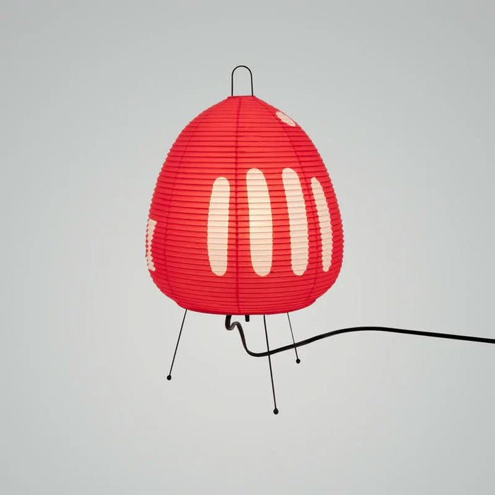 Pöytälamppu reispaperivarjostimella ja japanilaisvaikutteisella designilla