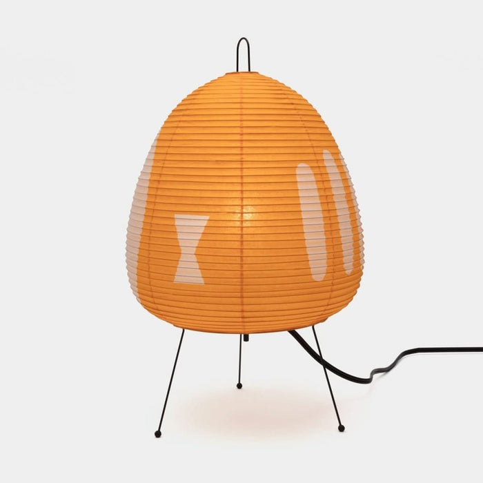 Pöytälamppu reispaperivarjostimella ja japanilaisvaikutteisella designilla