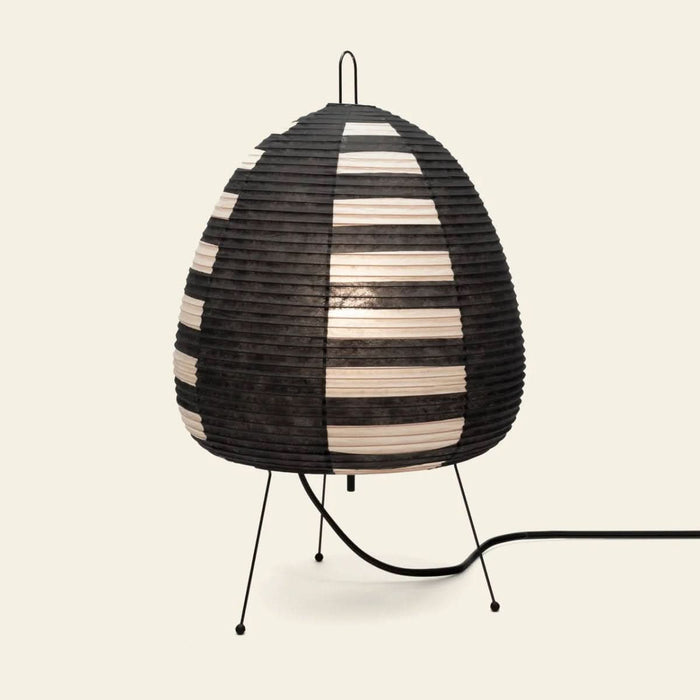 Pöytälamppu reispaperivarjostimella ja japanilaisvaikutteisella designilla