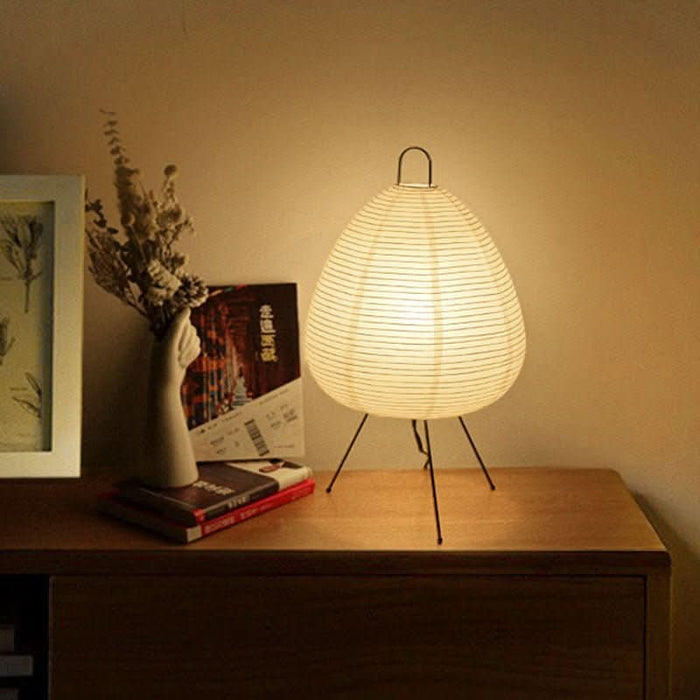 Pöytälamppu reispaperivarjostimella ja japanilaisvaikutteisella designilla