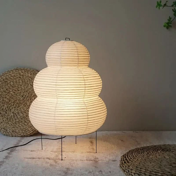 Pöytälamppu reispaperivarjostimella ja japanilaisvaikutteisella designilla