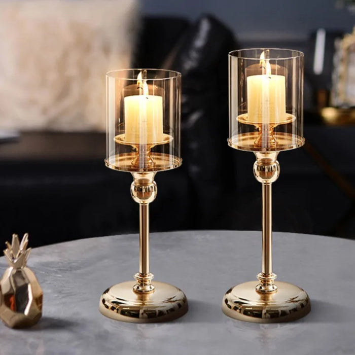 Elegantti metallinen kynttilänjalka lasisella pidikkeellä tunnelmalliseen sisustukseen