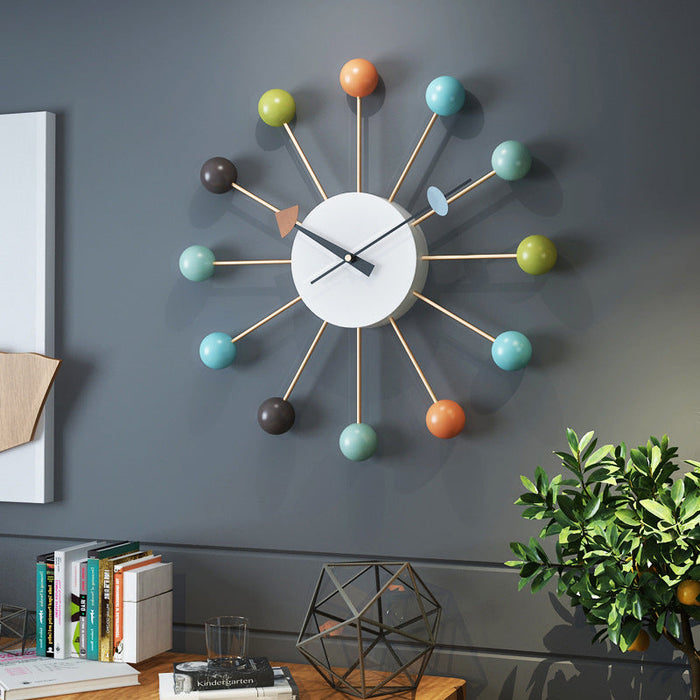 Moderne Wandklok met Bolletjes – Stijlvol en Geluidsstil