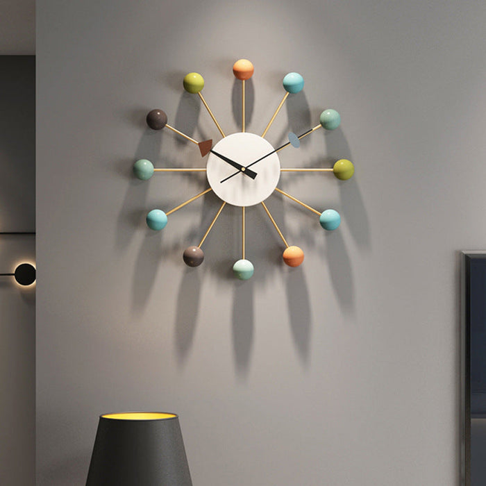 Moderne Wandklok met Bolletjes – Stijlvol en Geluidsstil