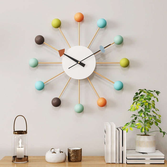 Moderne Wandklok met Bolletjes – Stijlvol en Geluidsstil