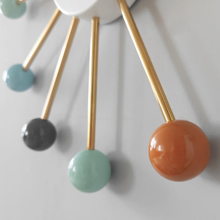 Moderne Wandklok met Bolletjes – Stijlvol en Geluidsstil