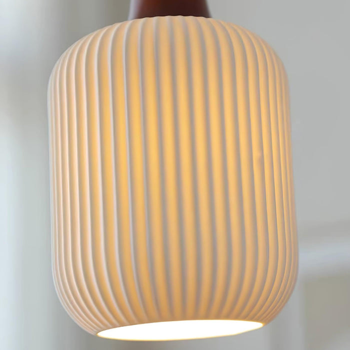 Keramische Hanglamp met Geribbeld Design en Houten Details voor Sfeervolle Verlichting