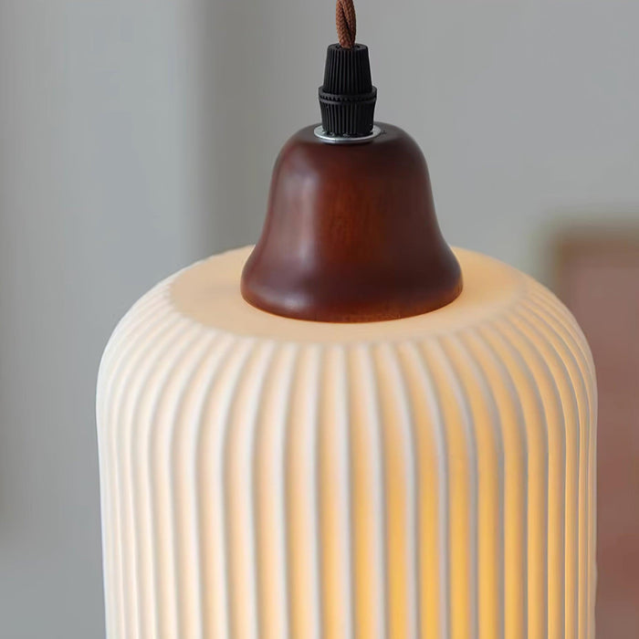 Keramische Hanglamp met Geribbeld Design en Houten Details voor Sfeervolle Verlichting