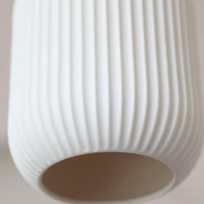 Keramische Hanglamp met Geribbeld Design en Houten Details voor Sfeervolle Verlichting