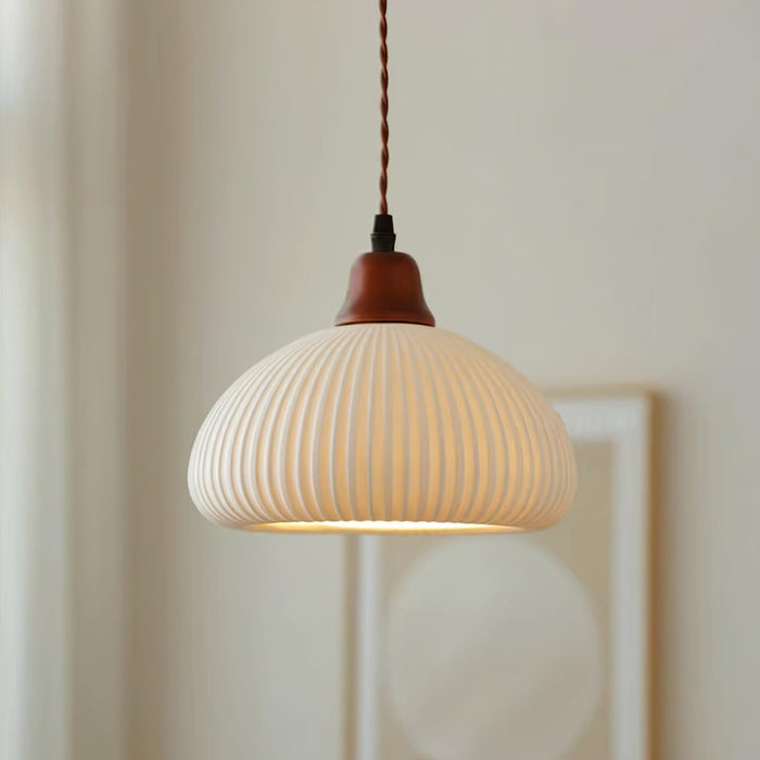 Keramische Hanglamp met Geribbeld Design en Houten Details voor Sfeervolle Verlichting