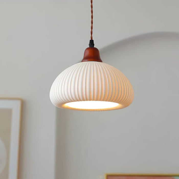 Keramische Hanglamp met Geribbeld Design en Houten Details voor Sfeervolle Verlichting