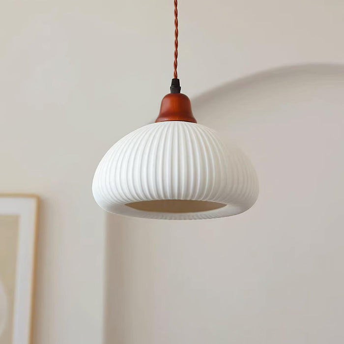 Keramische Hanglamp met Geribbeld Design en Houten Details voor Sfeervolle Verlichting