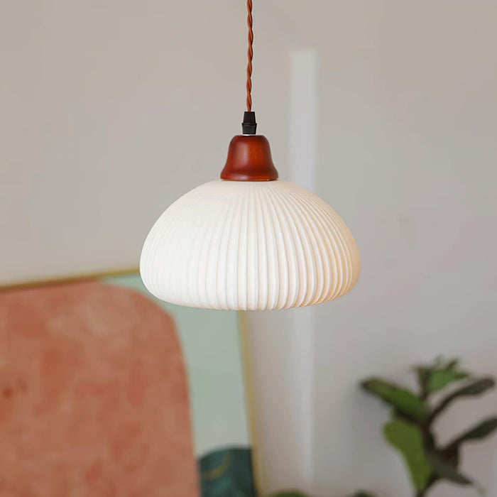Keramische Hanglamp met Geribbeld Design en Houten Details voor Sfeervolle Verlichting