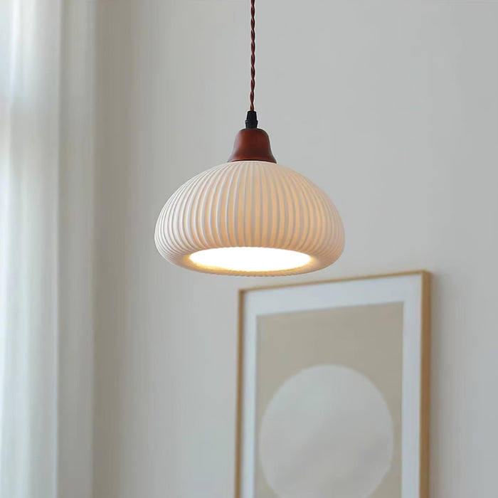 Keramische Hanglamp met Geribbeld Design en Houten Details voor Sfeervolle Verlichting