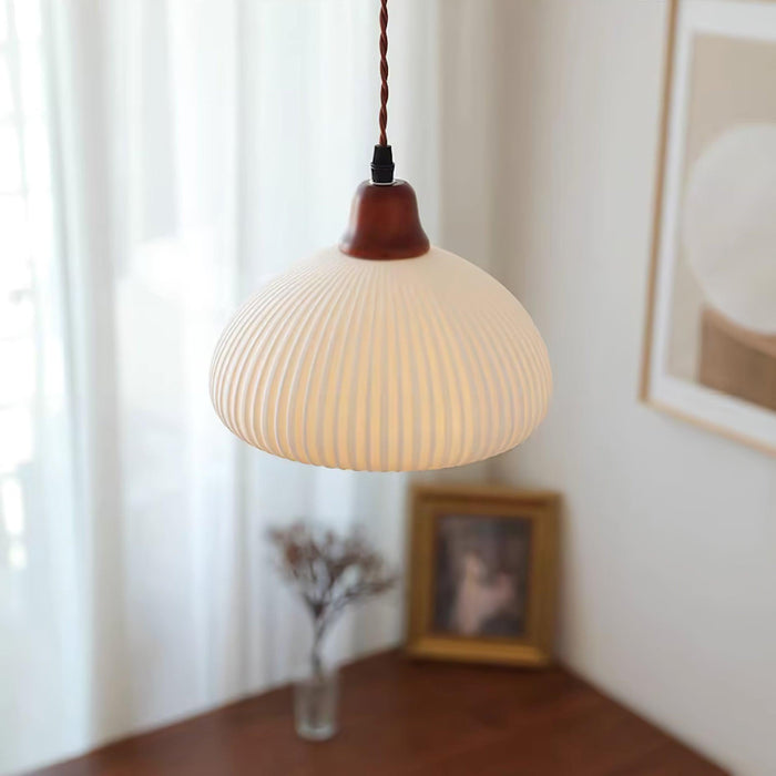 Keramische Hanglamp met Geribbeld Design en Houten Details voor Sfeervolle Verlichting