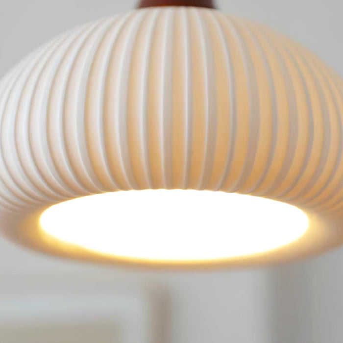 Keramische Hanglamp met Geribbeld Design en Houten Details voor Sfeervolle Verlichting