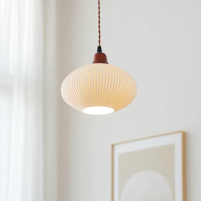 Keramische Hanglamp met Geribbeld Design en Houten Details voor Sfeervolle Verlichting