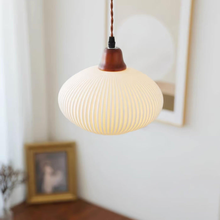 Keramische Hanglamp met Geribbeld Design en Houten Details voor Sfeervolle Verlichting