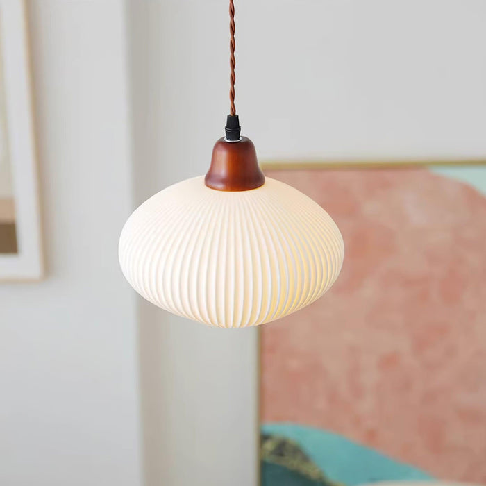 Keramische Hanglamp met Geribbeld Design en Houten Details voor Sfeervolle Verlichting