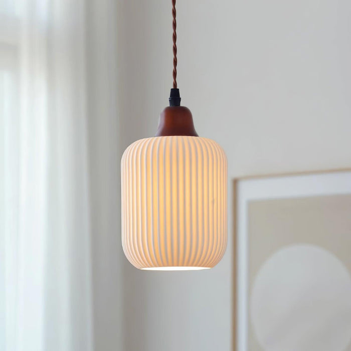 Keramische Hanglamp met Geribbeld Design en Houten Details voor Sfeervolle Verlichting