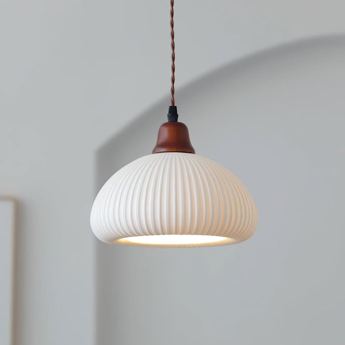 Keramische Hanglamp met Geribbeld Design en Houten Details voor Sfeervolle Verlichting