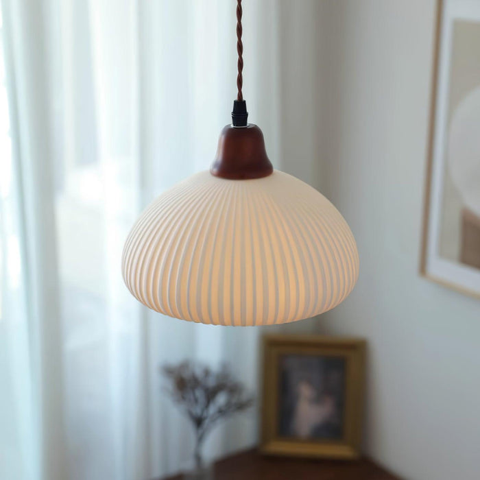 Keramische Hanglamp met Geribbeld Design en Houten Details voor Sfeervolle Verlichting