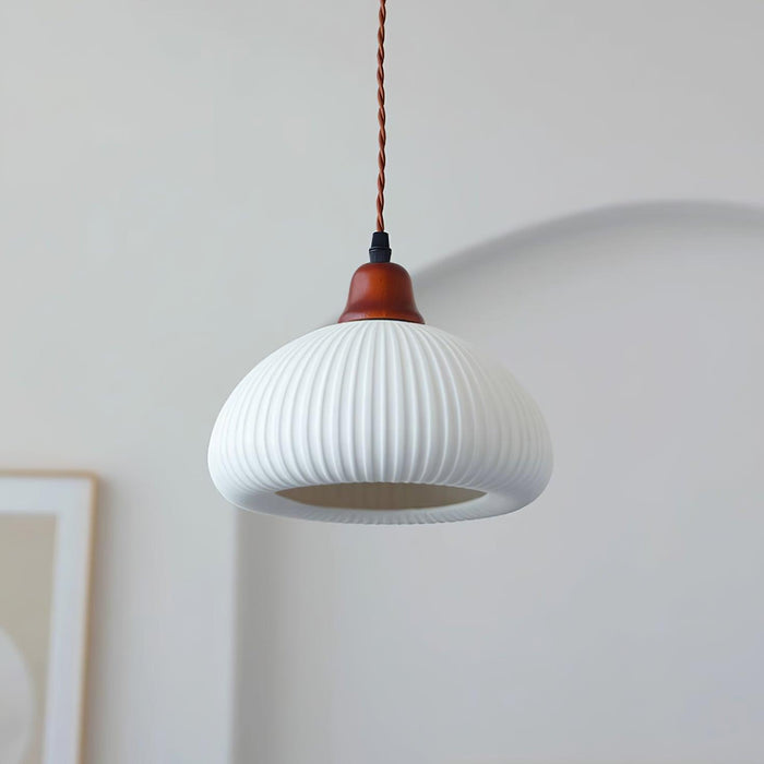 Keramische Hanglamp met Geribbeld Design en Houten Details voor Sfeervolle Verlichting