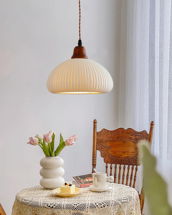 Keramische Hanglamp met Geribbeld Design en Houten Details voor Sfeervolle Verlichting
